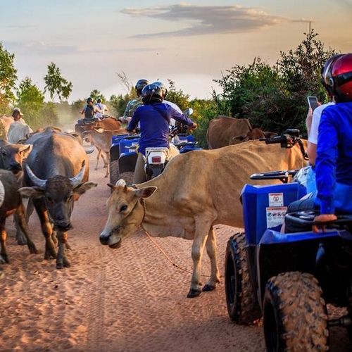 Per quad door het Cambodjaanse platteland