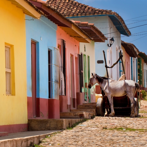 Kleurrijk straatje in Trinidad, Cuba