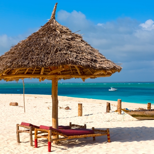 Ligbedden op het strand, Zanzibar