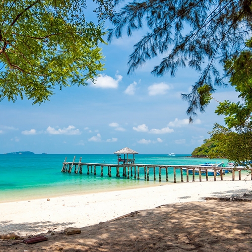 Koh Samed wit strand en houten steigers richting zee