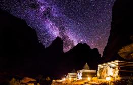 Slapen onder de sterren in de Wadi Rum woestijn