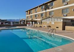 us_ac_lhu_super8_zw.jpg Super 8 Lake Havasu, zwembad