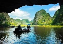 Grot in Halong Bay
