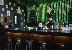 The Akmani, bar