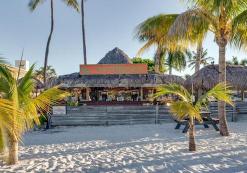 bar Outrigger Beach Resort