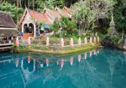 Ingang voor de grotten van Chiang Dao