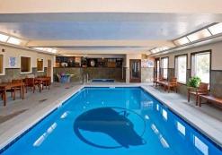 Gray Wolf Inn & Suites, zwembad
