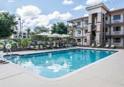 Zwembad Quality Inn & Suites by the Parks