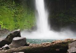 Waterval bij Arenal-vulkaan