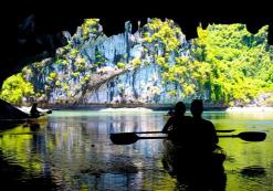 Grot in Halong Bay