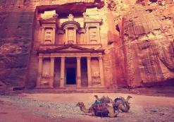 JO_AL_Petra Treasury met kamelen