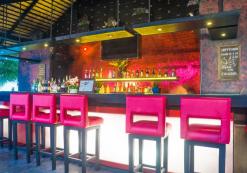 Weekender Resort, bar
