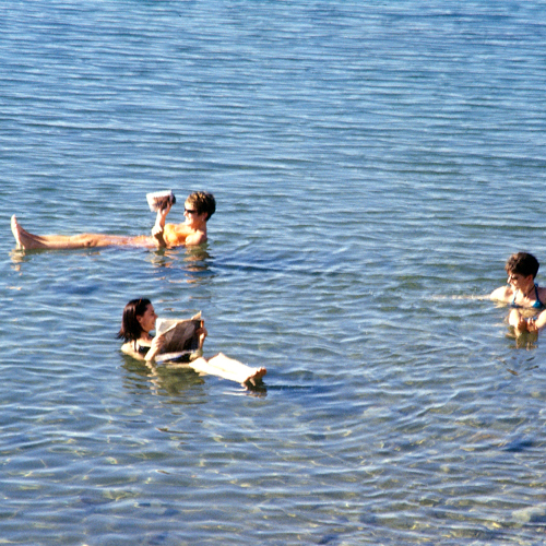 Drijven in de Dode Zee