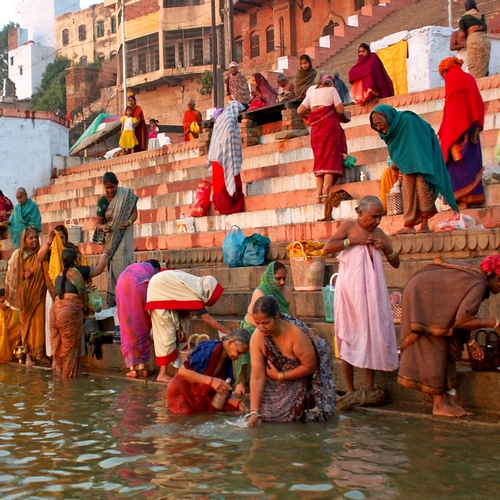 Alledaagse leven van de lokale bevolking in Varanasi