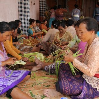 Een Balinese vrouwen aan het werk