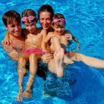 AL_gezin_in_zwembad_89518942