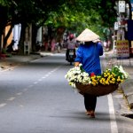 Hanoi, lokale vrouw op straat