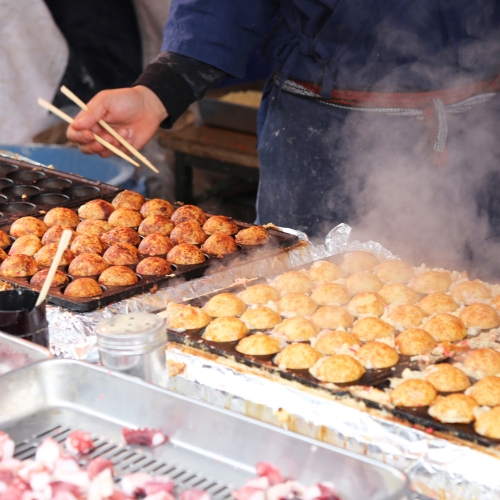 De beroemde specialiteiten van Osaka (octopusballetjes)