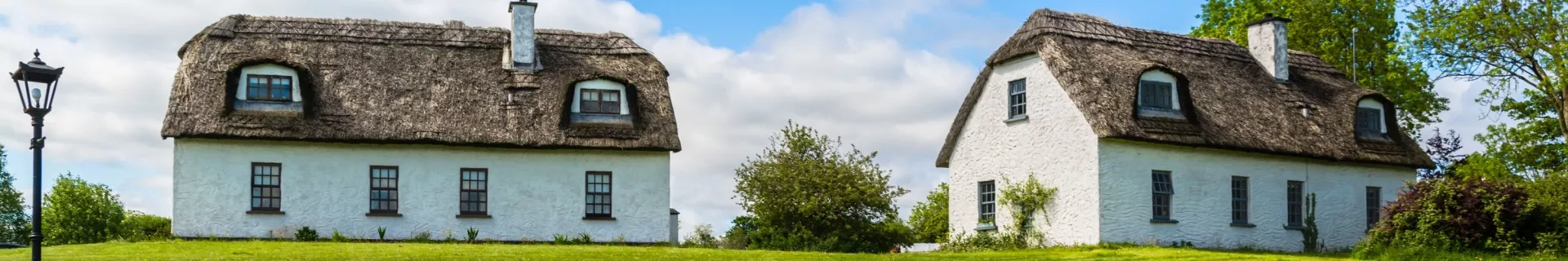 Traditionele cottages op het Ierse platteland