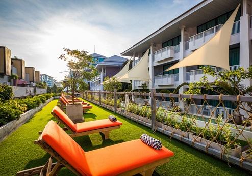 Loligo Hua Hin Resort, terras ligbedden