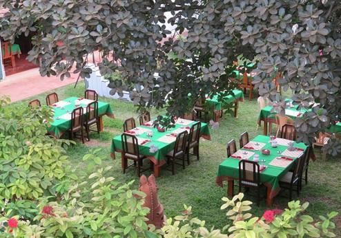 The Bangala, restaurant buiten