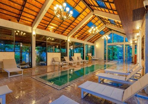 Hotspring Beach Resort & Spa, zwembad binnen