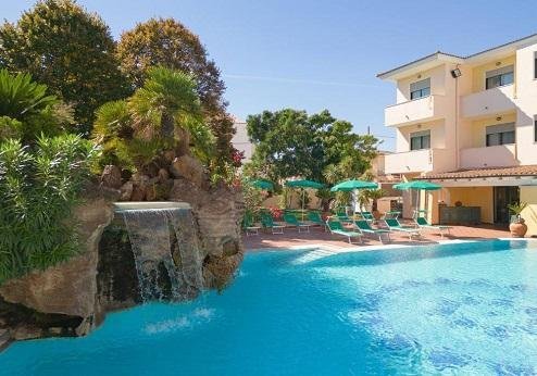 Hotel Maria Rosaria, zwembad met ligstoelen