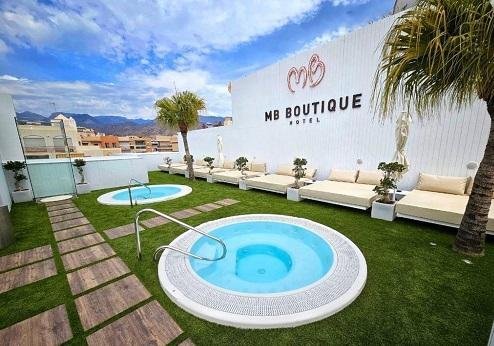 MB boutique Hotel, terras met jacuzzi