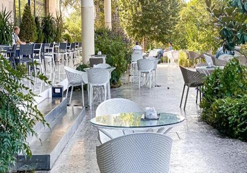 Tirana International Hotel, terras