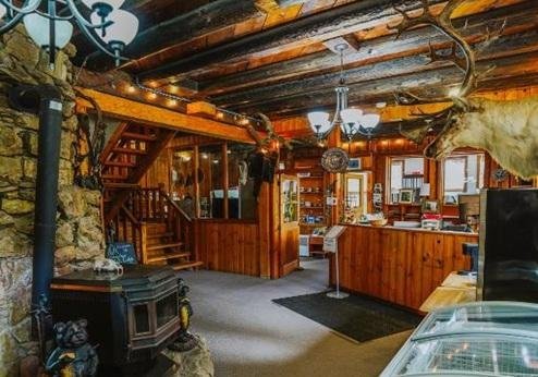 Helmcken Falls Lodge, lobby