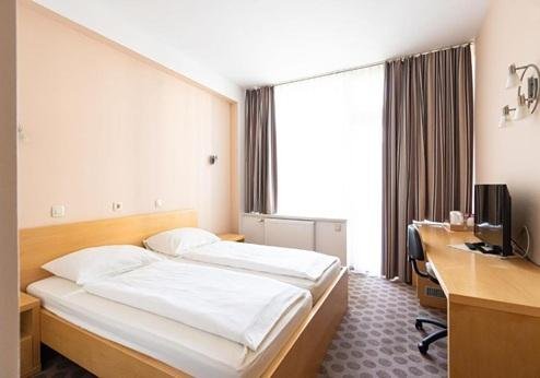 Grajski Dvor, kamer