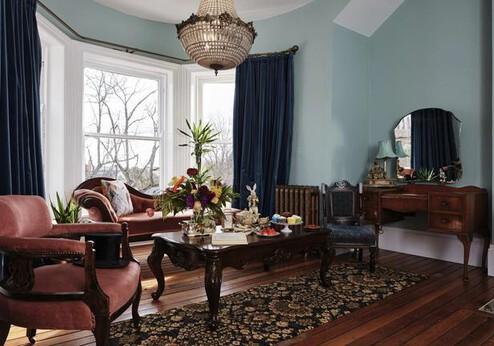 Harrison Chamber of Distinction, lounge