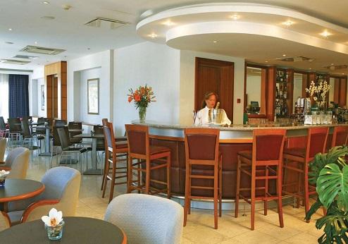 Cynthiana Beach hotel, bar