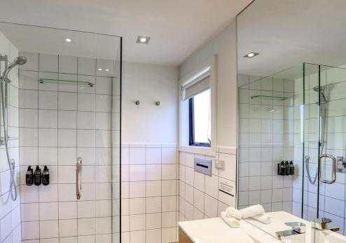 Garden Court Suites & Apartments, badkamer