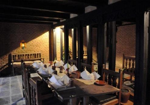 Gaun Ghar, tafel