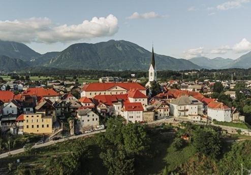 Grajski Dvor, omgeving