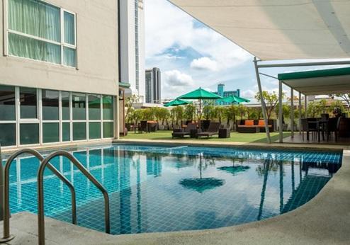 Mövenpick Suriwongse Chiang Mai, zwembad