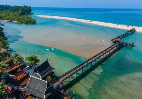 Hotspring Beach Resort & Spa, omgeving