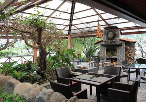 El Oasis Hotel, terras