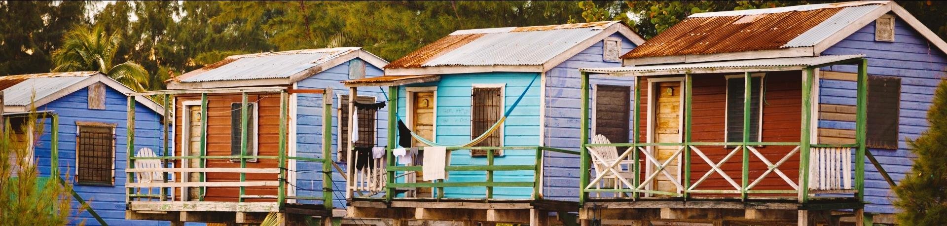 Gekleurde strandhuisjes in Caye Caulker
