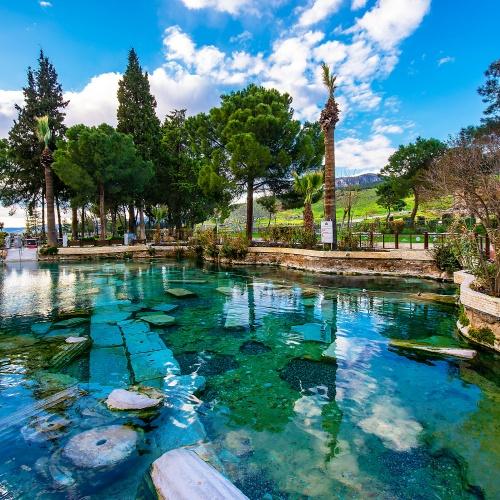 Cleopatra’s Pool: een warmwaterbad vol Romeinse zuilen
