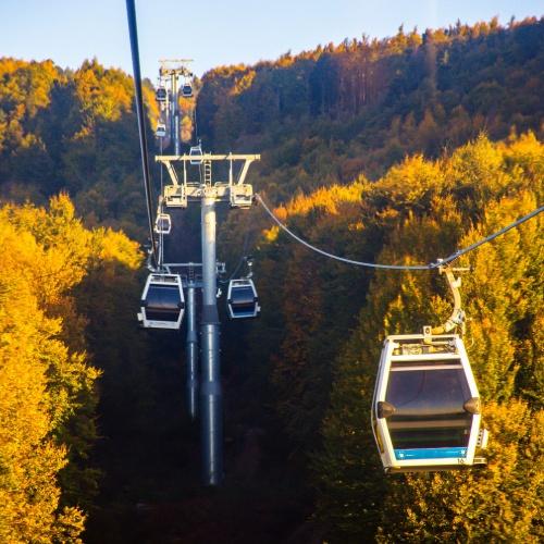 Per kabelbaan de berg Uludağ op, nabij Bursa