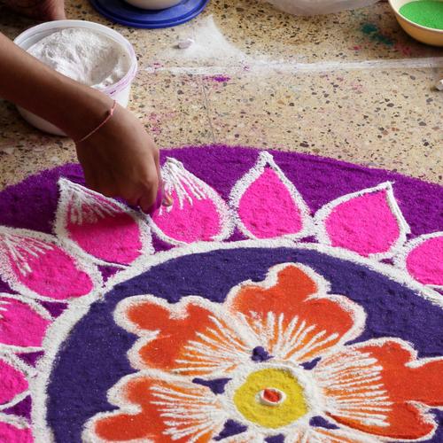 Tradiotioneel kleurrijk kunstwerk genaamd Rangoli