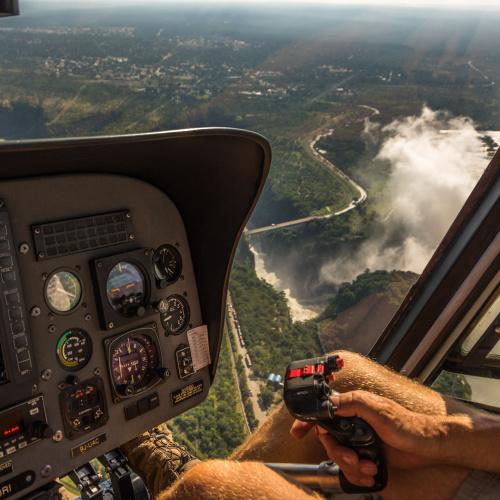 Helikoptervlucht boven de Victoriawatervallen
