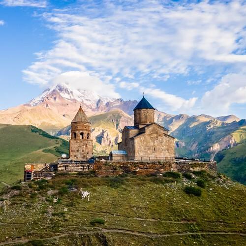 Gergeti Trinity Church, met de Kazbek (Kaukasus) op de achtergrond, Georgië