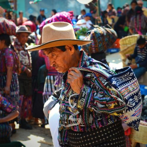 Man in traditionele kleding in Guatemala