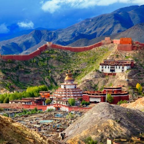 Uitzicht op het Pelkor Chöde Klooster en de Kumbum van Gyantse