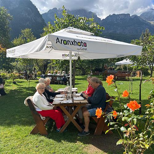 NRV reizigers lunchen in Theth Nationaal Park