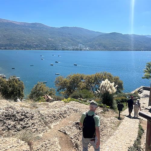 NRV reiziger bij het meer van Ohrid