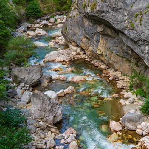Rivier in de Rugova kloof, nabij Pejë, Kosovo